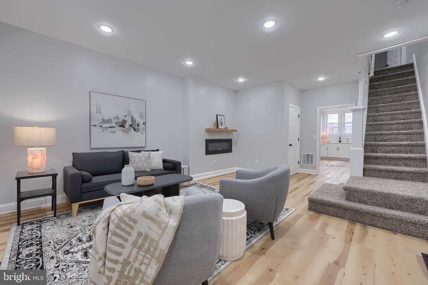 627 E Madison Street photo 4