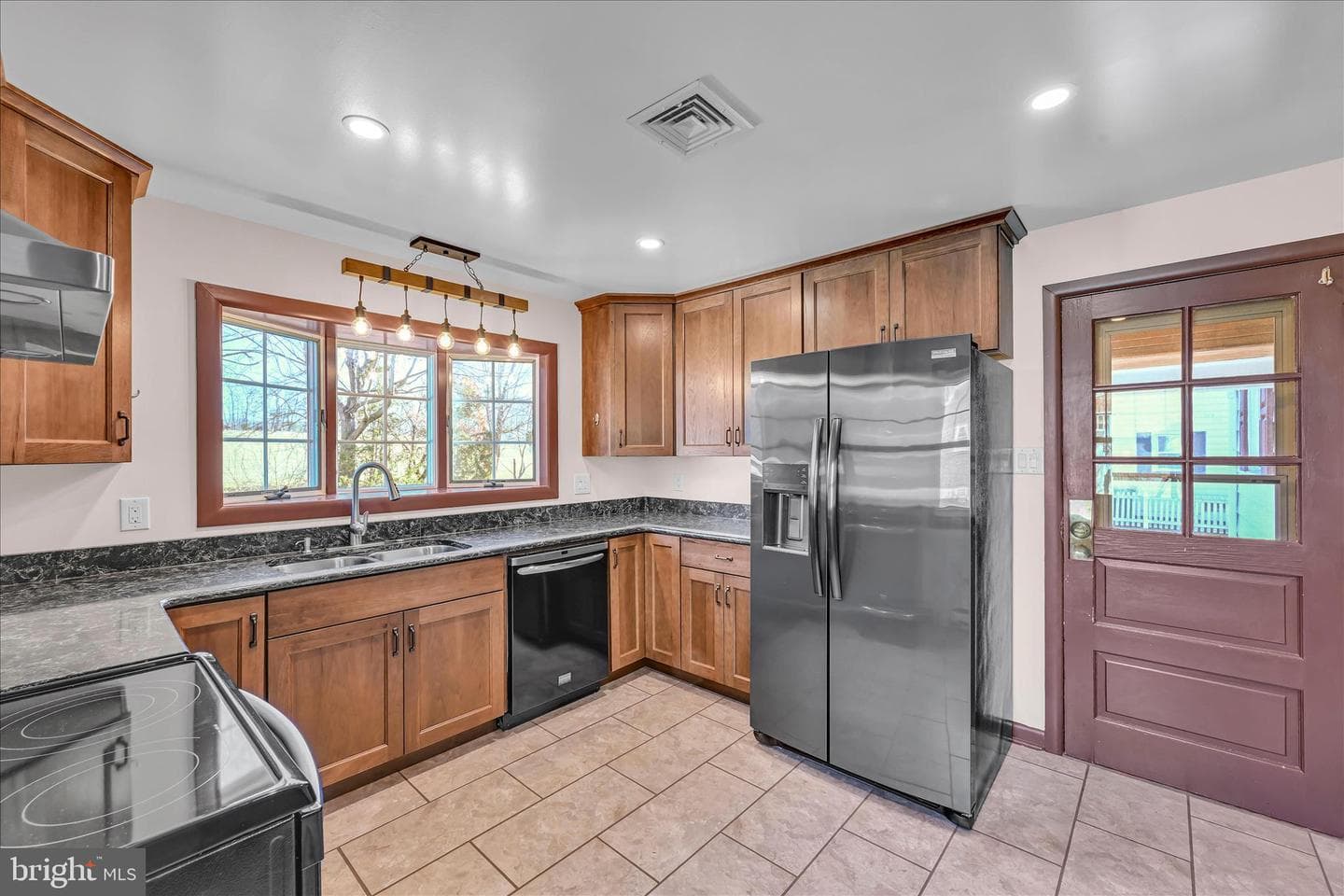 211 Noble Street photo 10