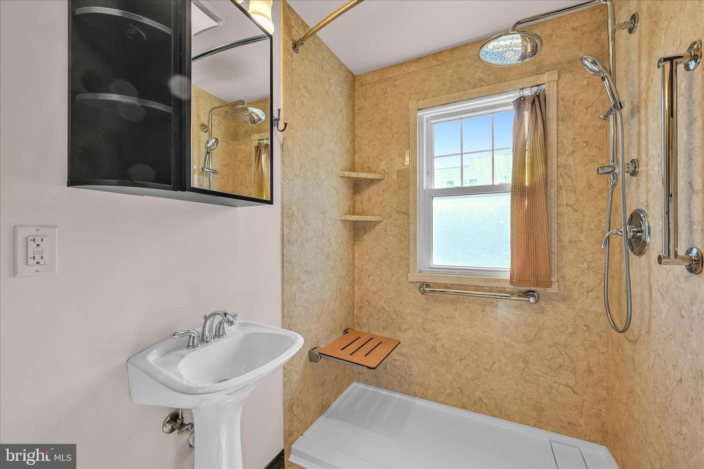 211 Noble Street photo 13