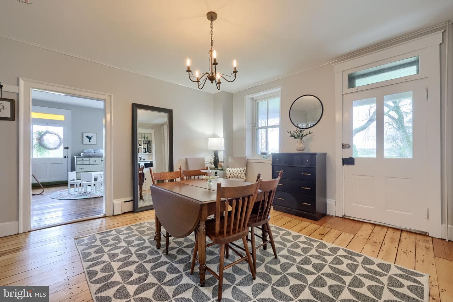 2047 Jarvis Road photo 5