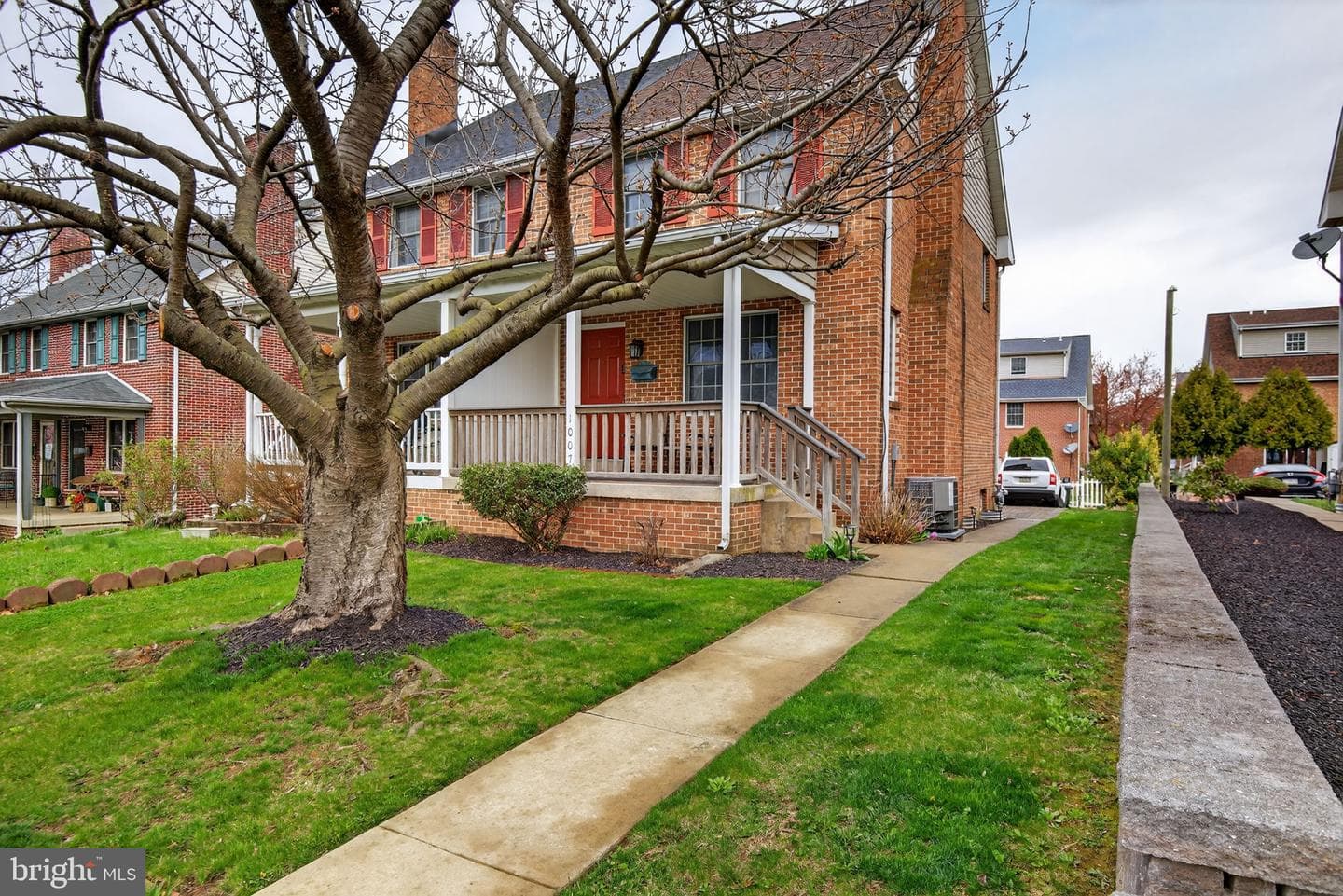 1007 E Walnut Street photo 3