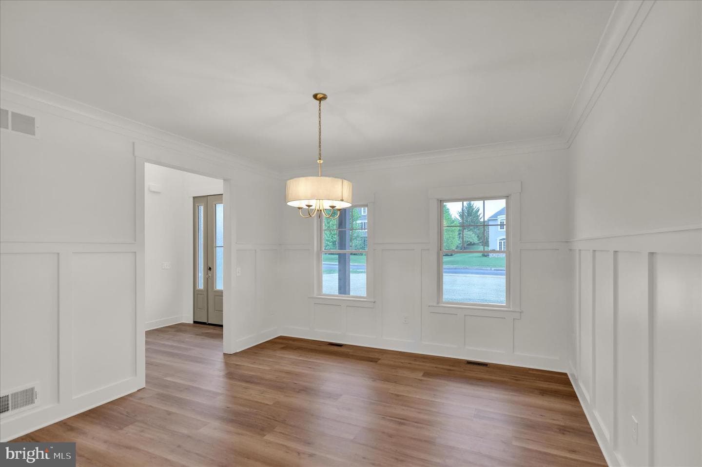 513 Cheltenham Court photo 32