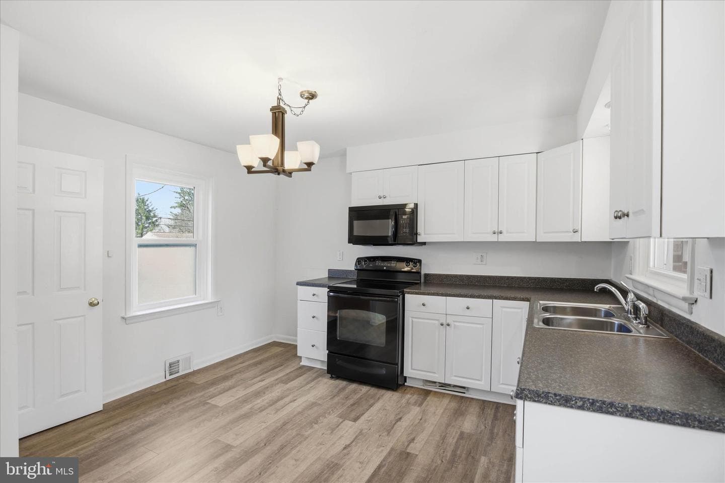 319 Dahlia Road photo 9