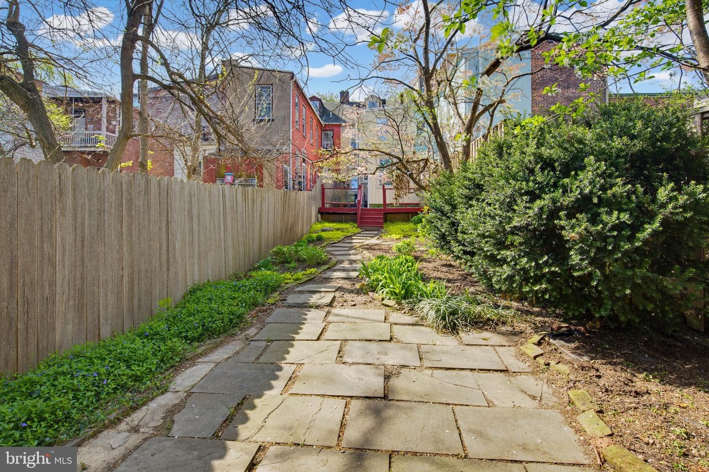211 E Chestnut Street photo 35