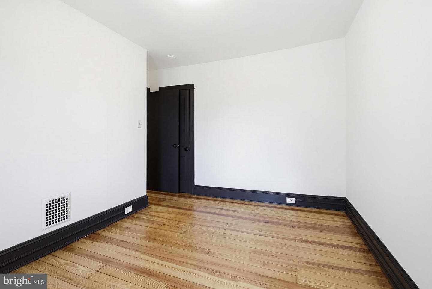 636 3rd St photo 25