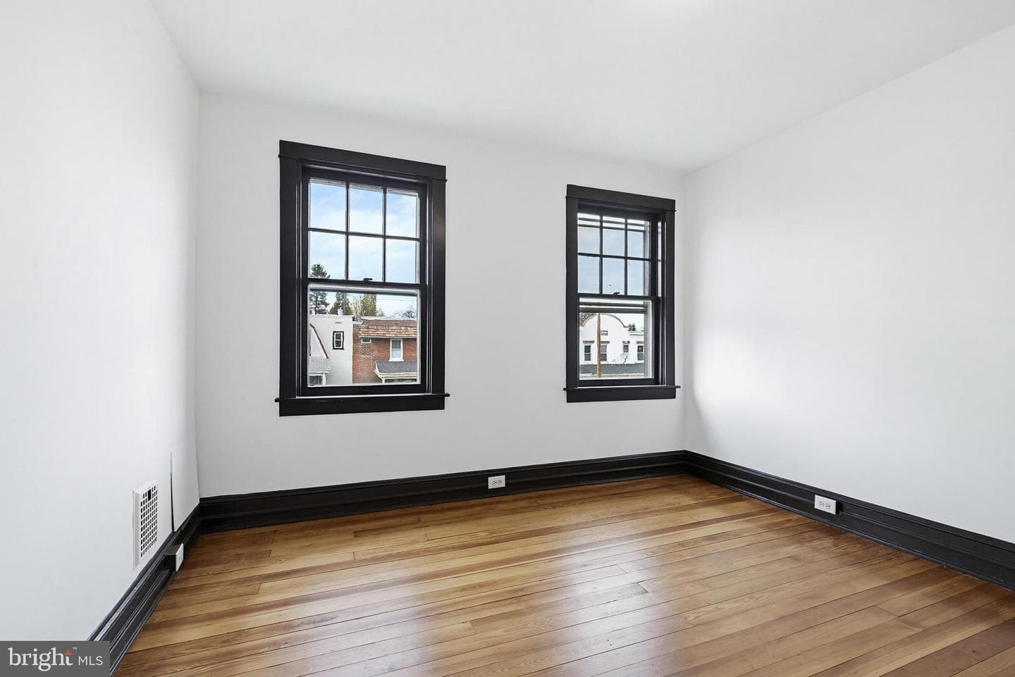 636 3rd St photo 27