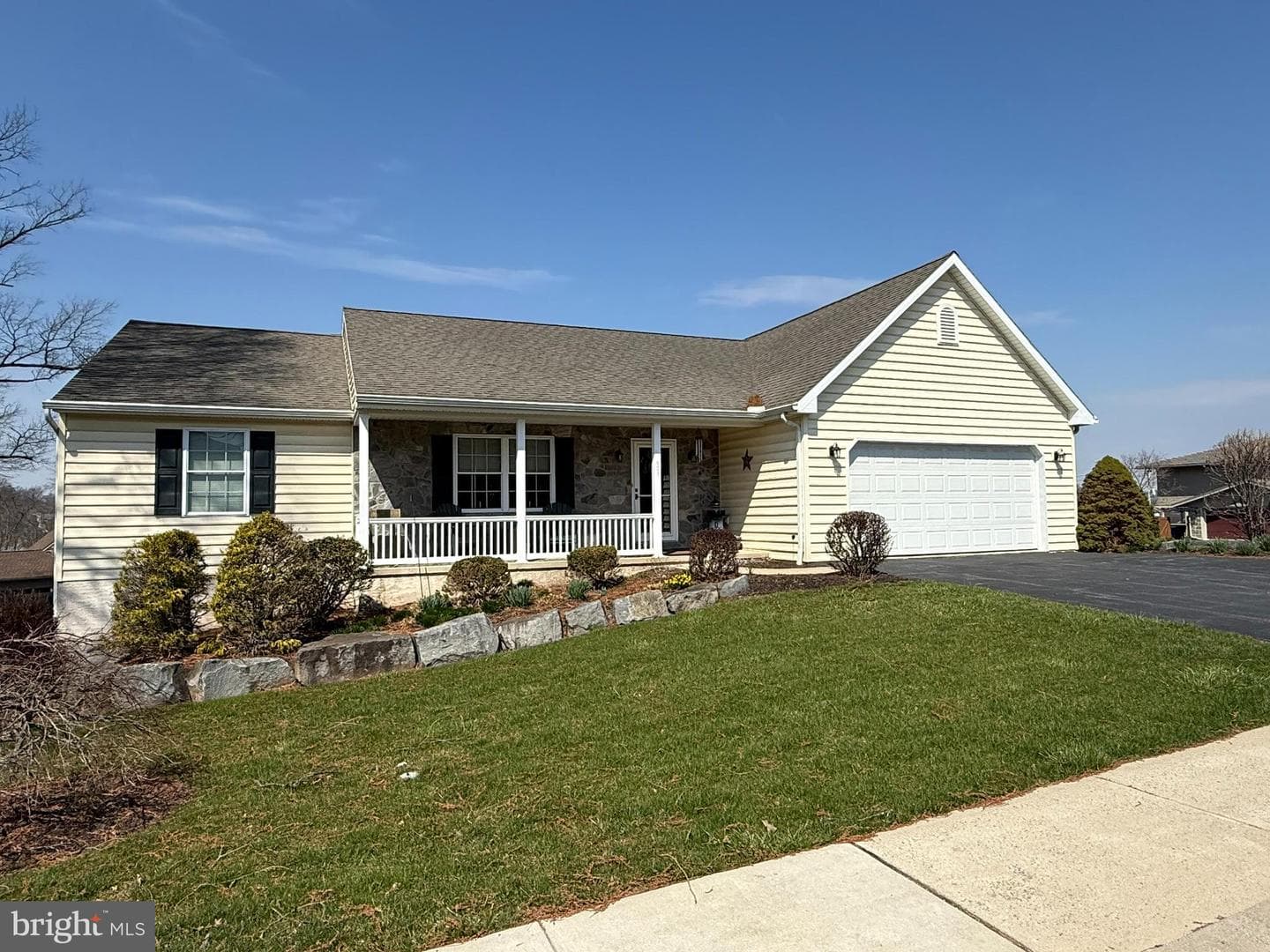 123 Center Avenue photo 2