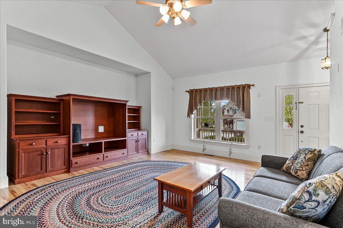 1424 Martin Street photo 2