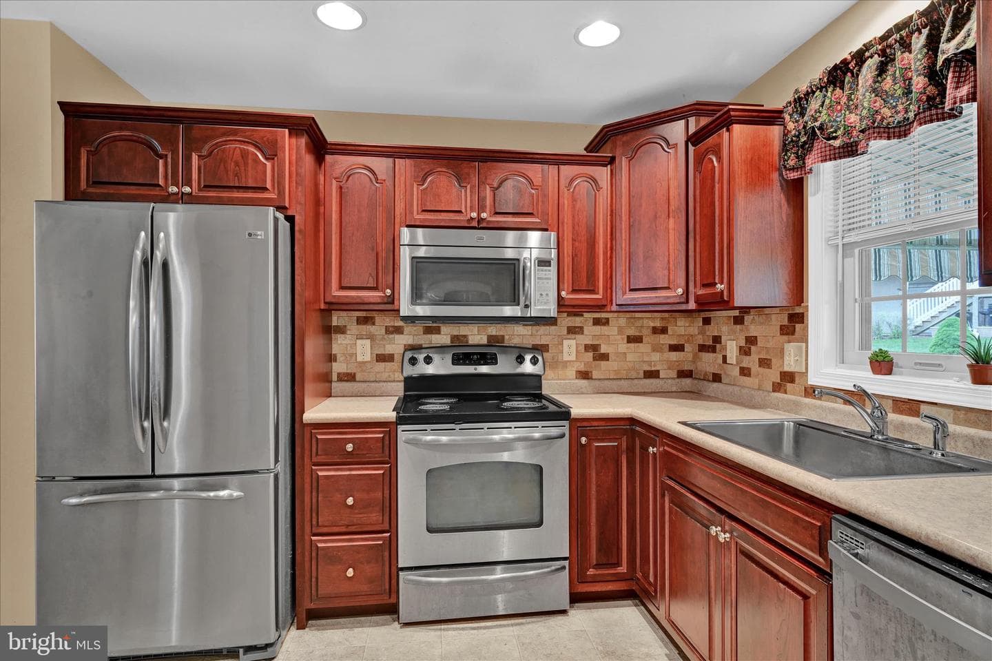 931 Cambridge Drive photo 17