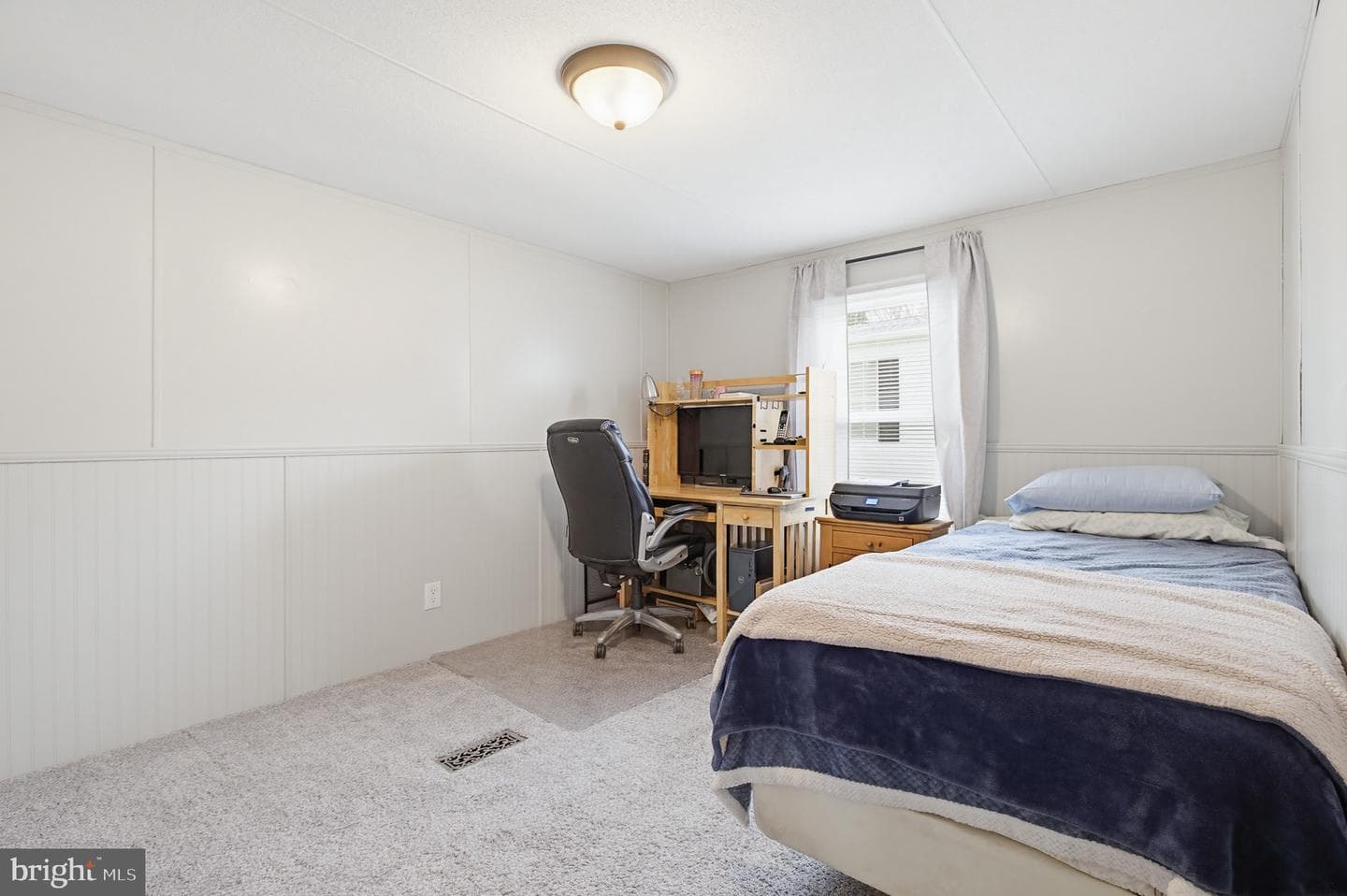 225 Longwood Court W photo 18