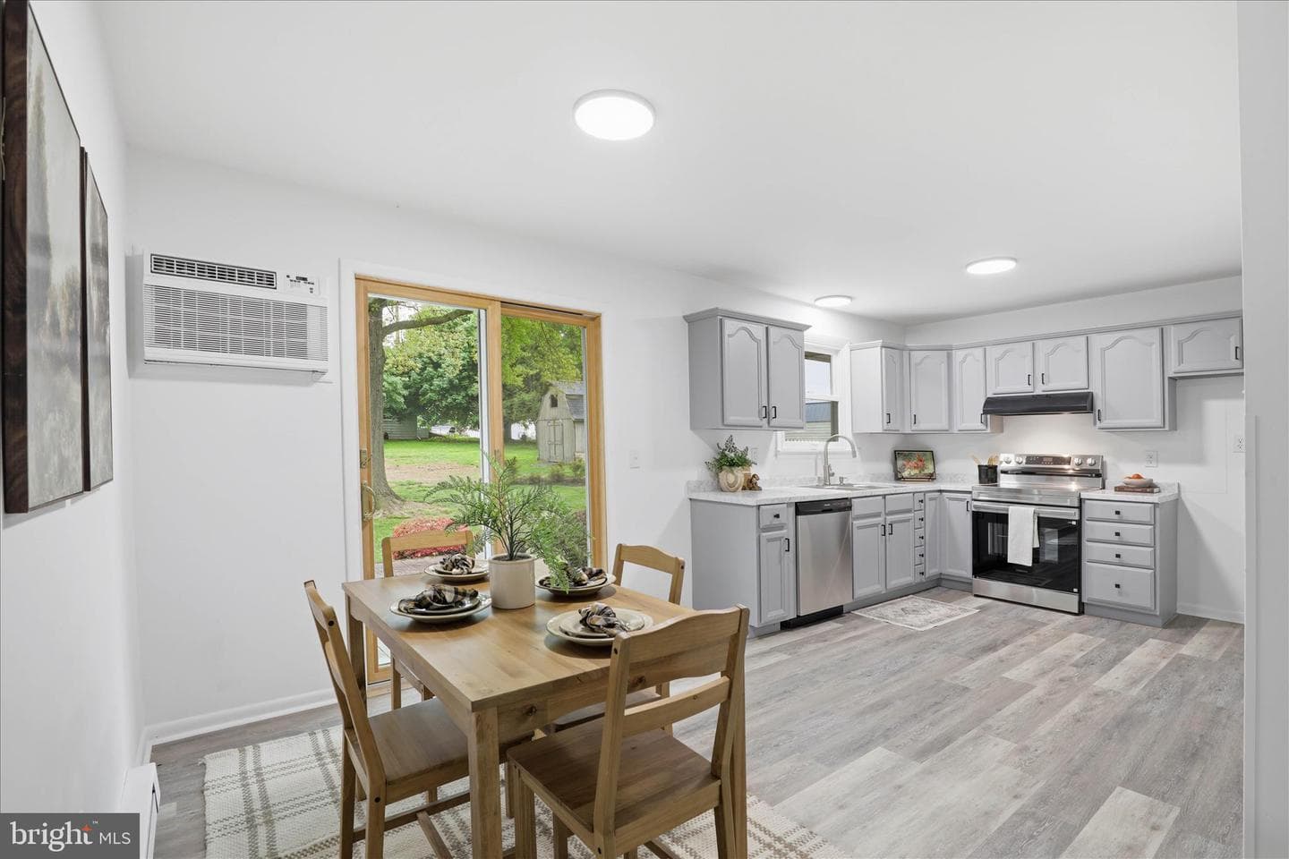 947 Hill Street photo 10