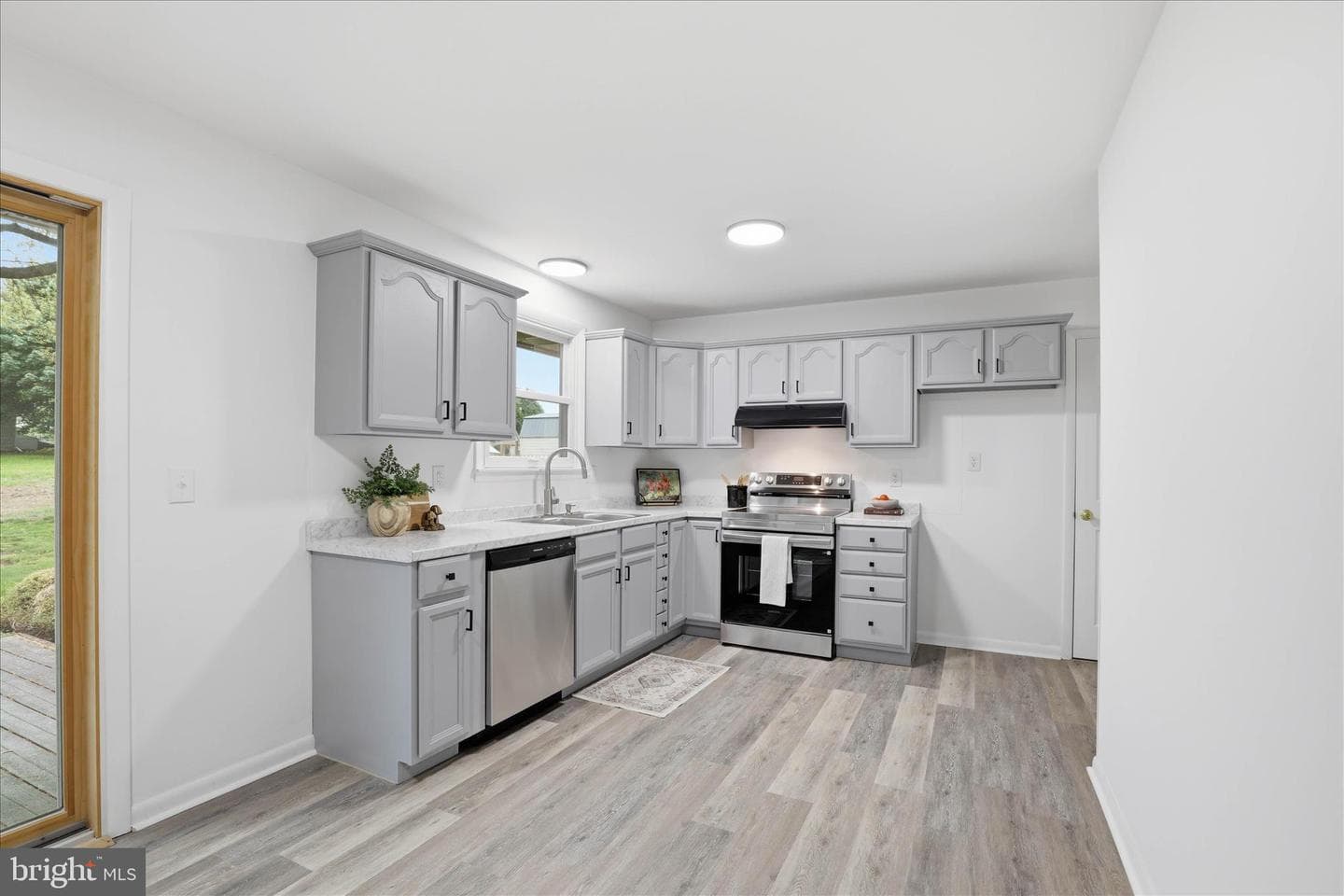 947 Hill Street photo 12