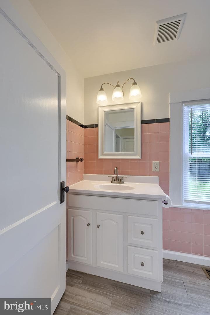 1746 Temple Avenue photo 9
