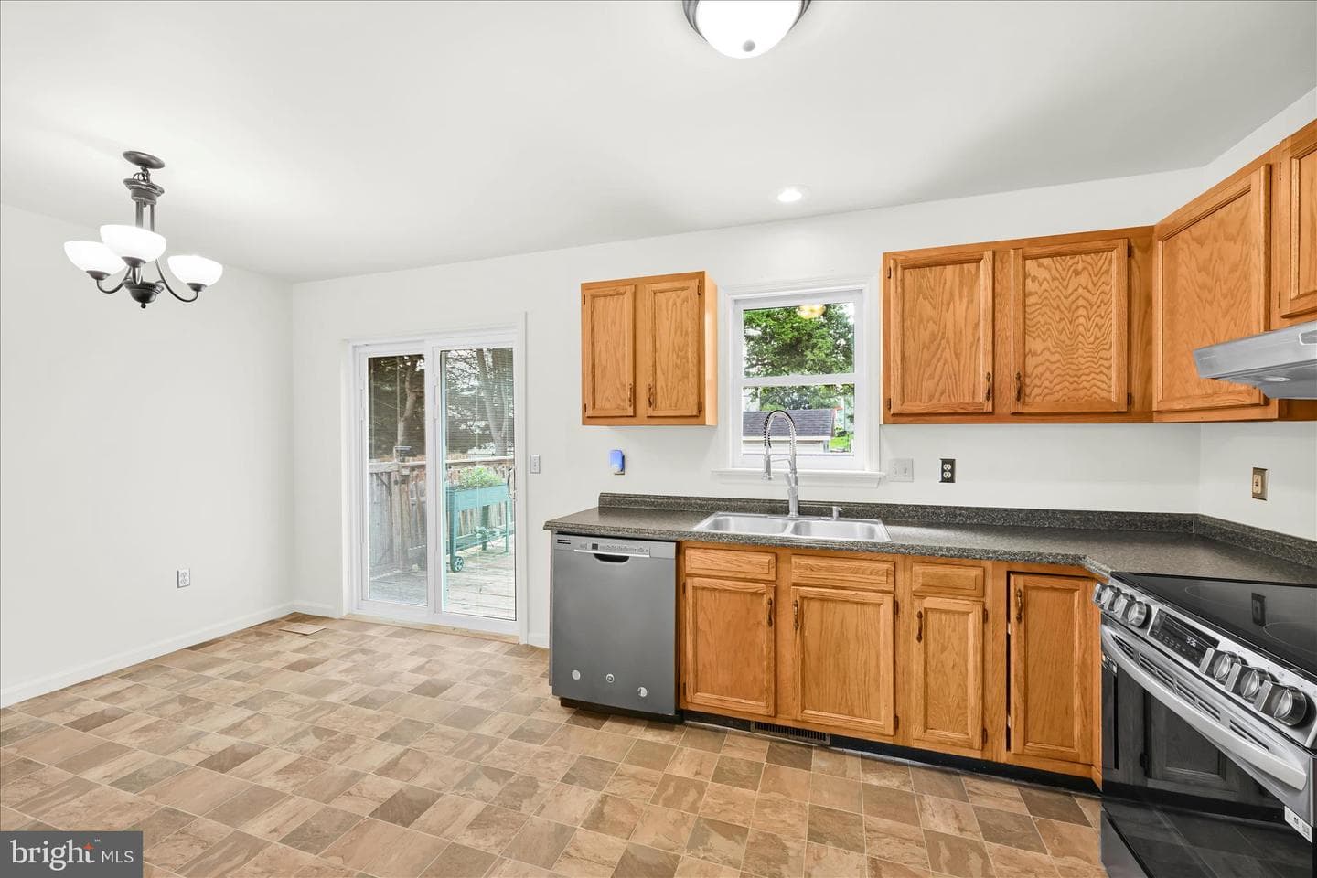 101 Foxchase Drive photo 10