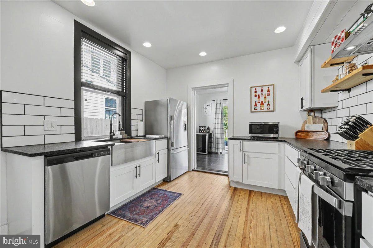 327 E Chestnut Street photo 14