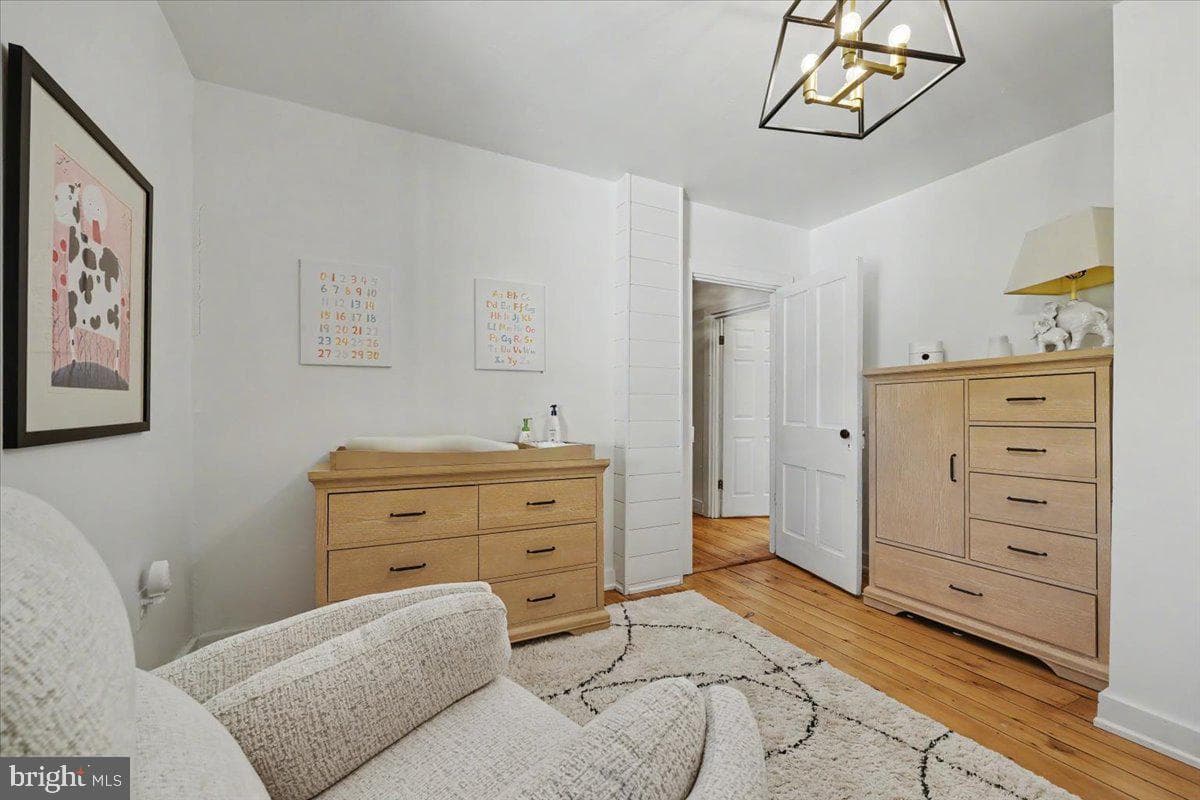327 E Chestnut Street photo 21