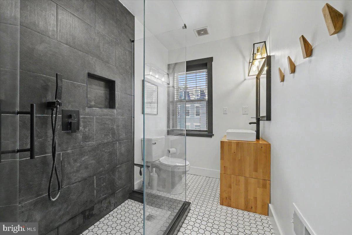 327 E Chestnut Street photo 23