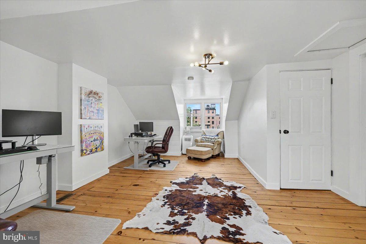 327 E Chestnut Street photo 24