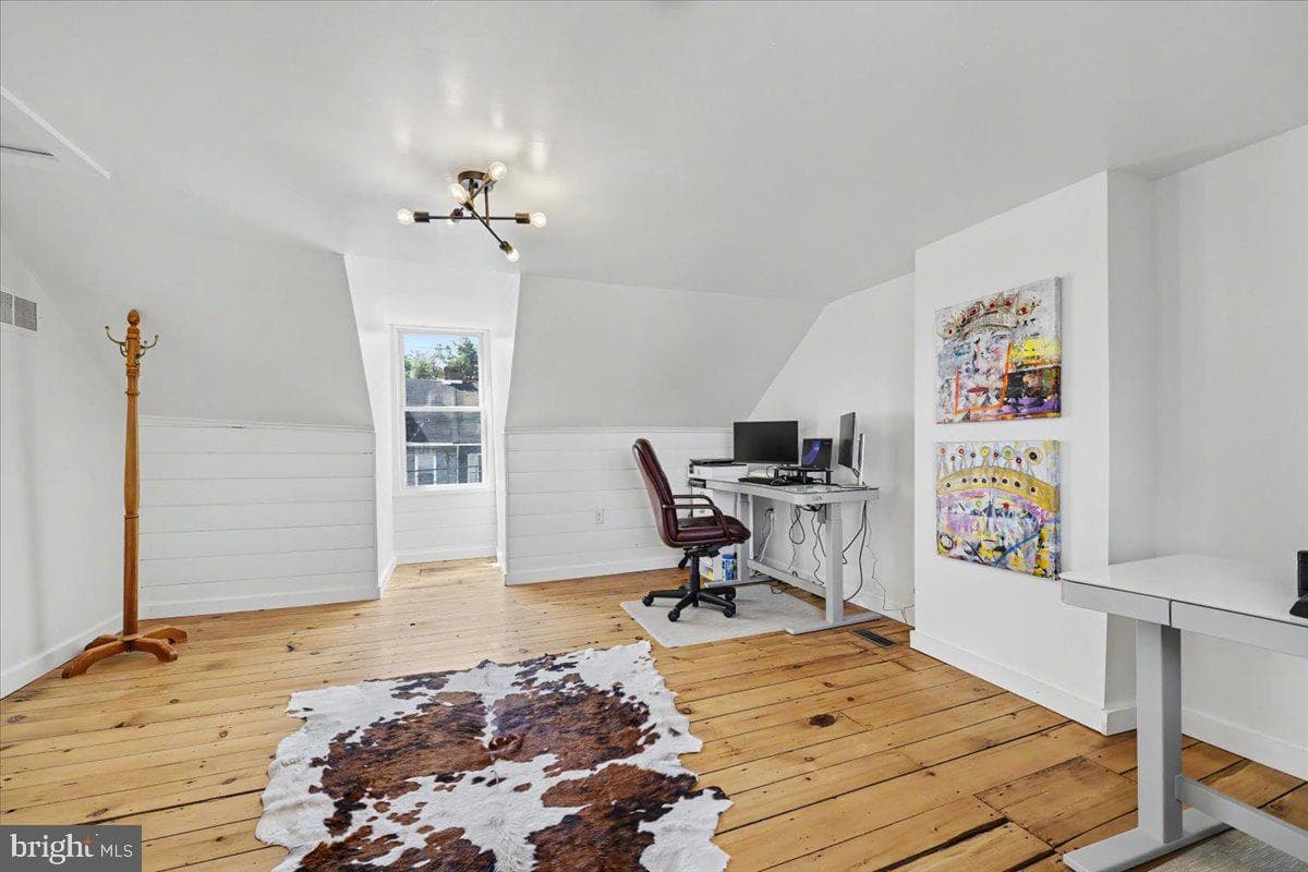 327 E Chestnut Street photo 25