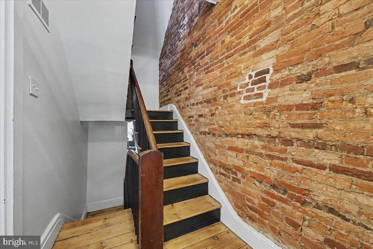 327 E Chestnut Street photo 26