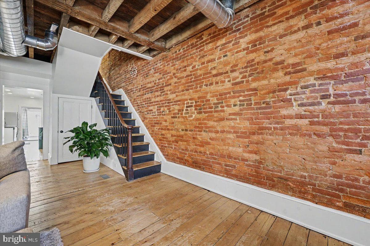 327 E Chestnut Street photo 27