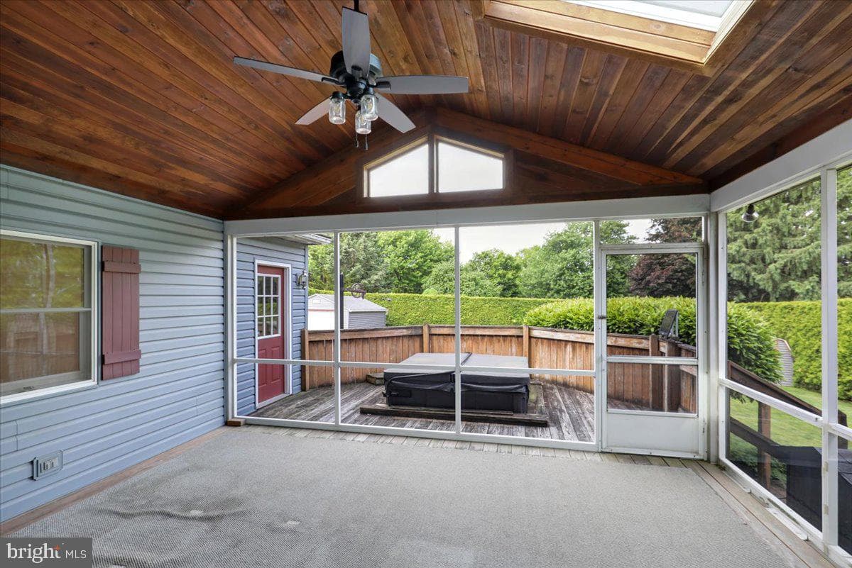2487 Ellendale Drive photo 19