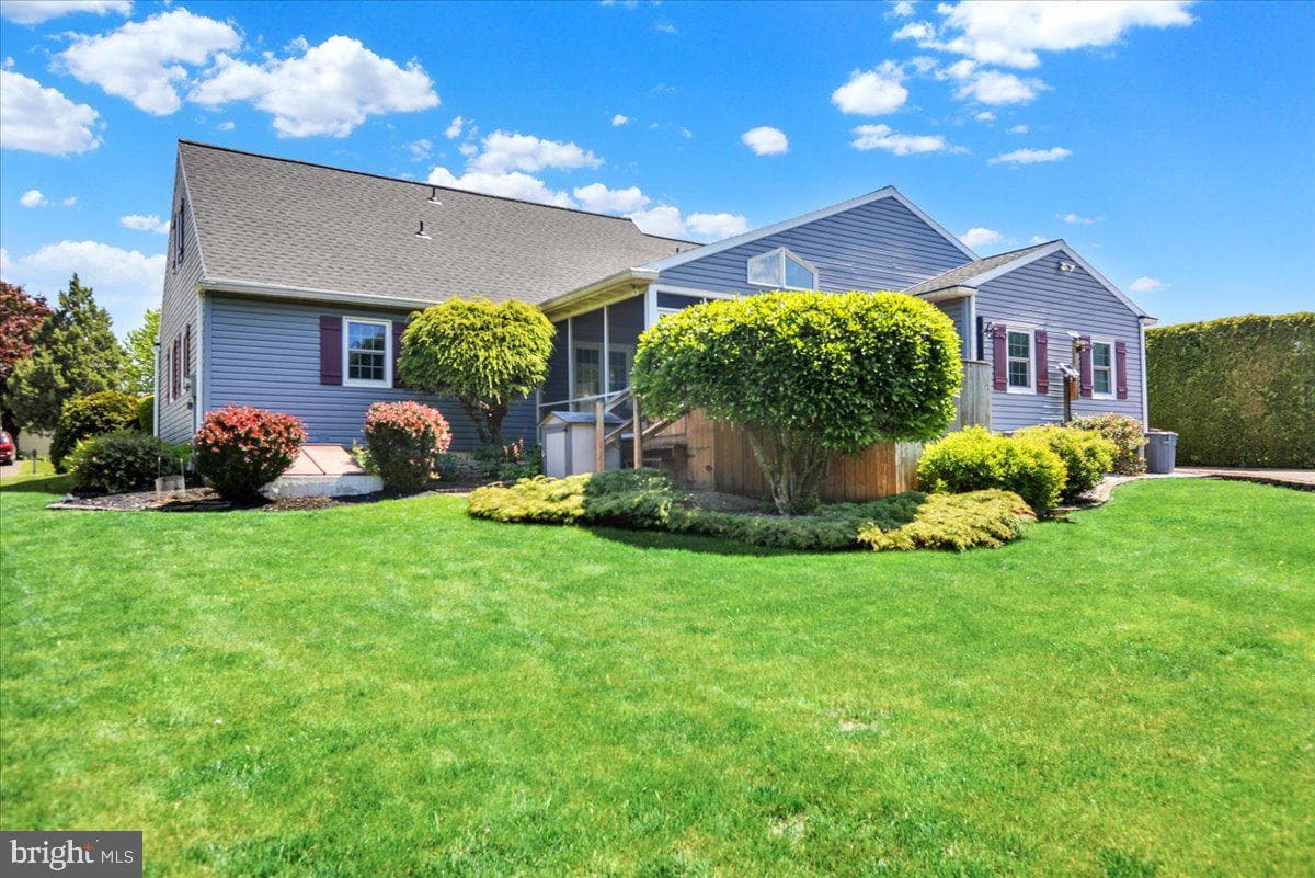 2487 Ellendale Drive photo 9