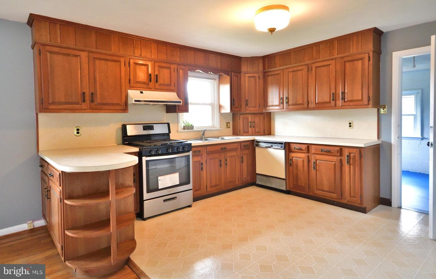 556 Oak Ridge Drive photo 3