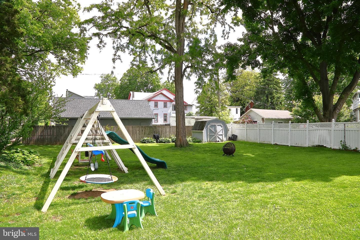 245 Elizabeth Street photo 24