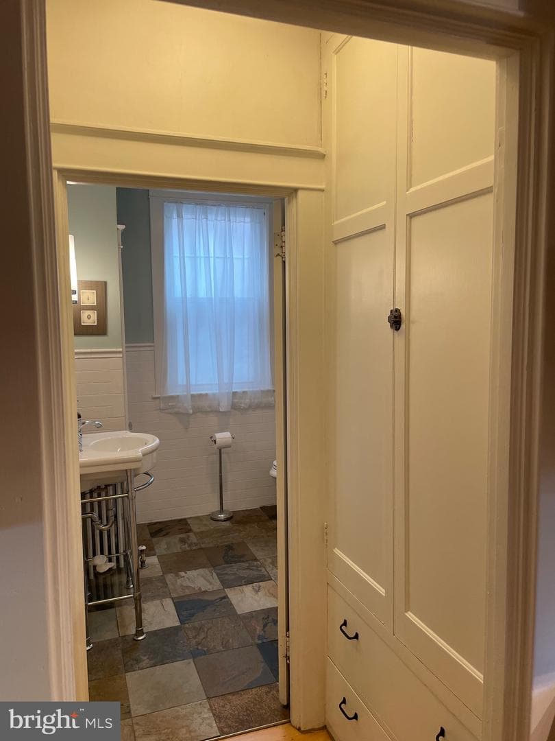 1048 Elwood Avenue photo 8