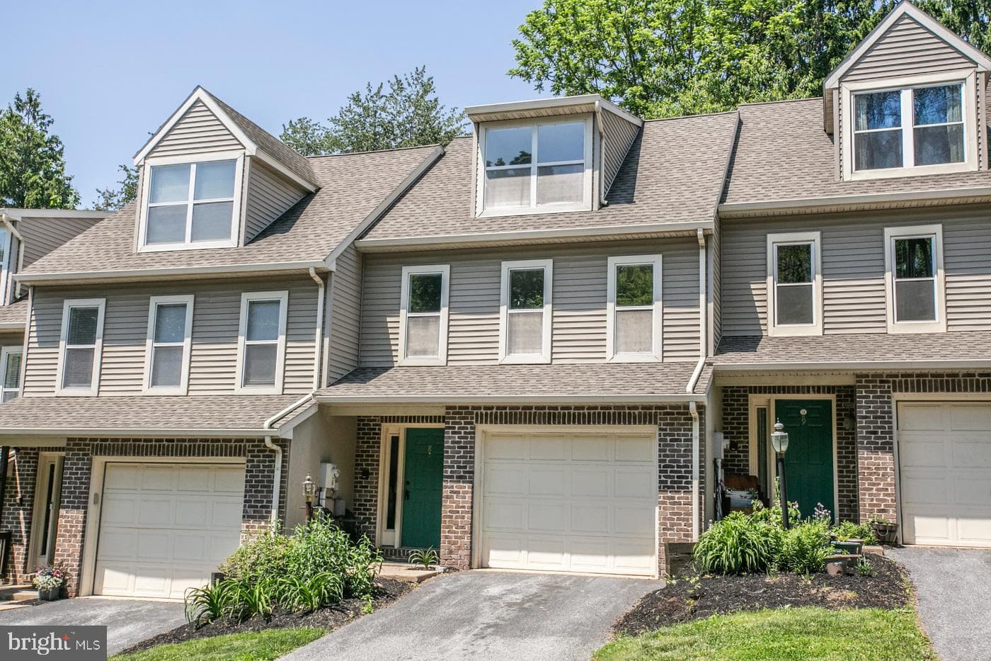8 Westpointe Drive photo 1