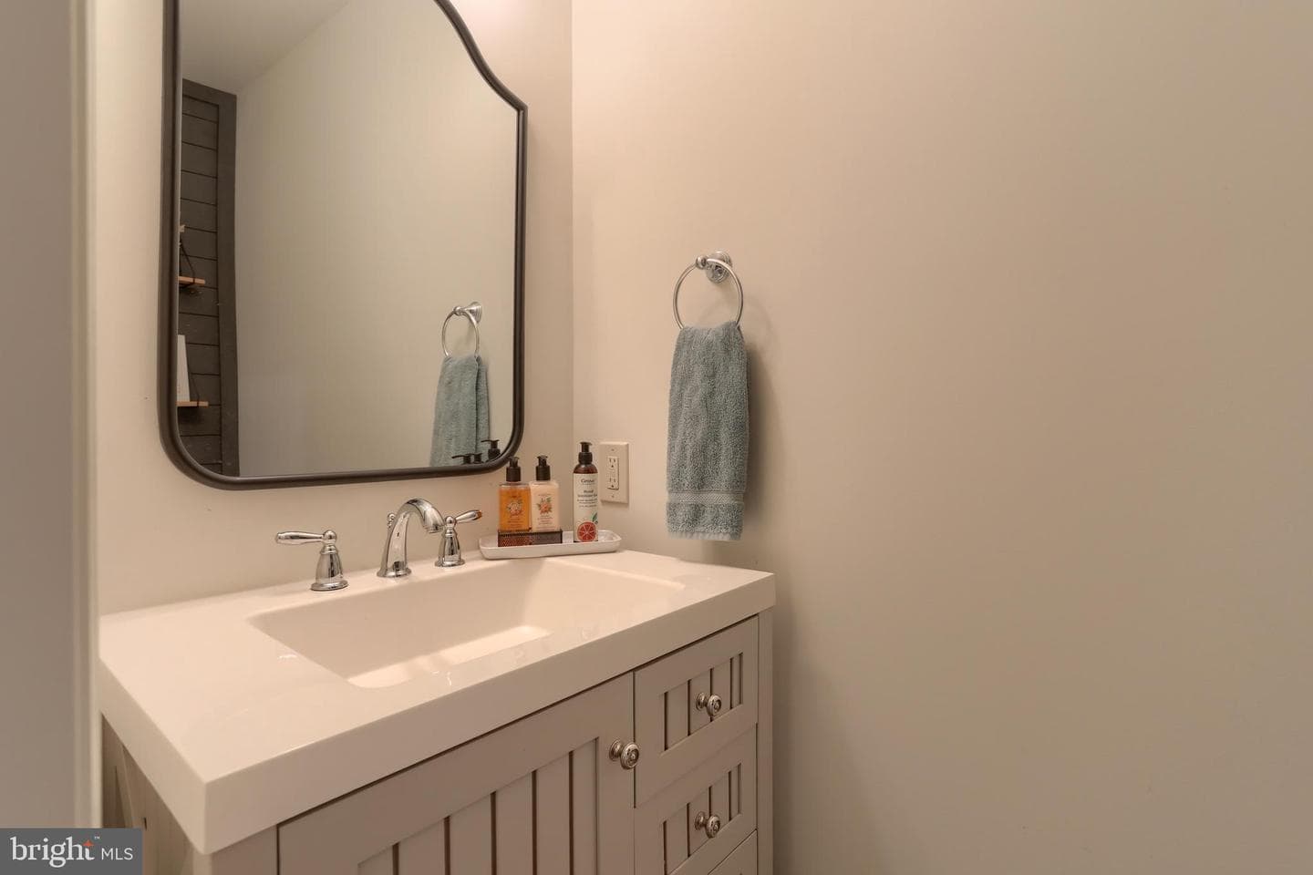 1017 Sloan Street photo 46