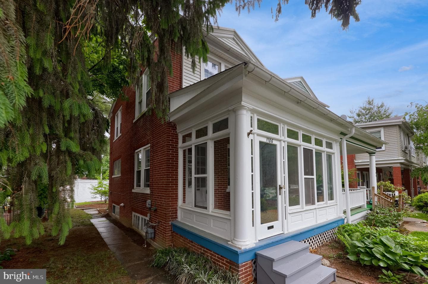 1186 Elm Avenue photo 3