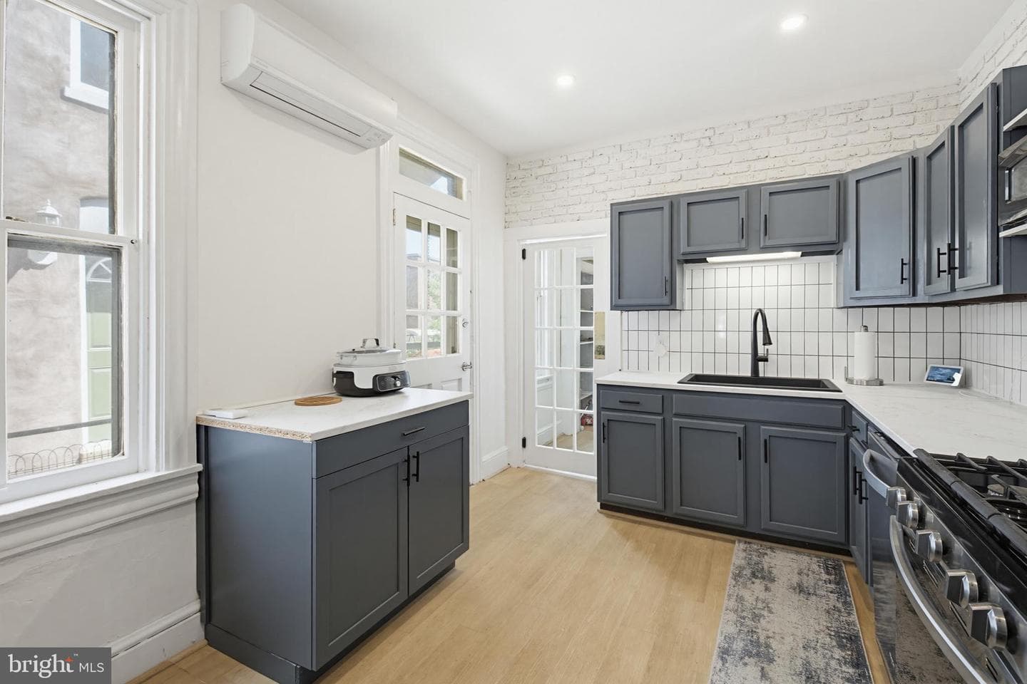 715 N Queen Street photo 14