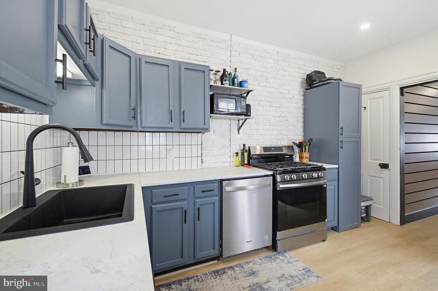 715 N Queen Street photo 16