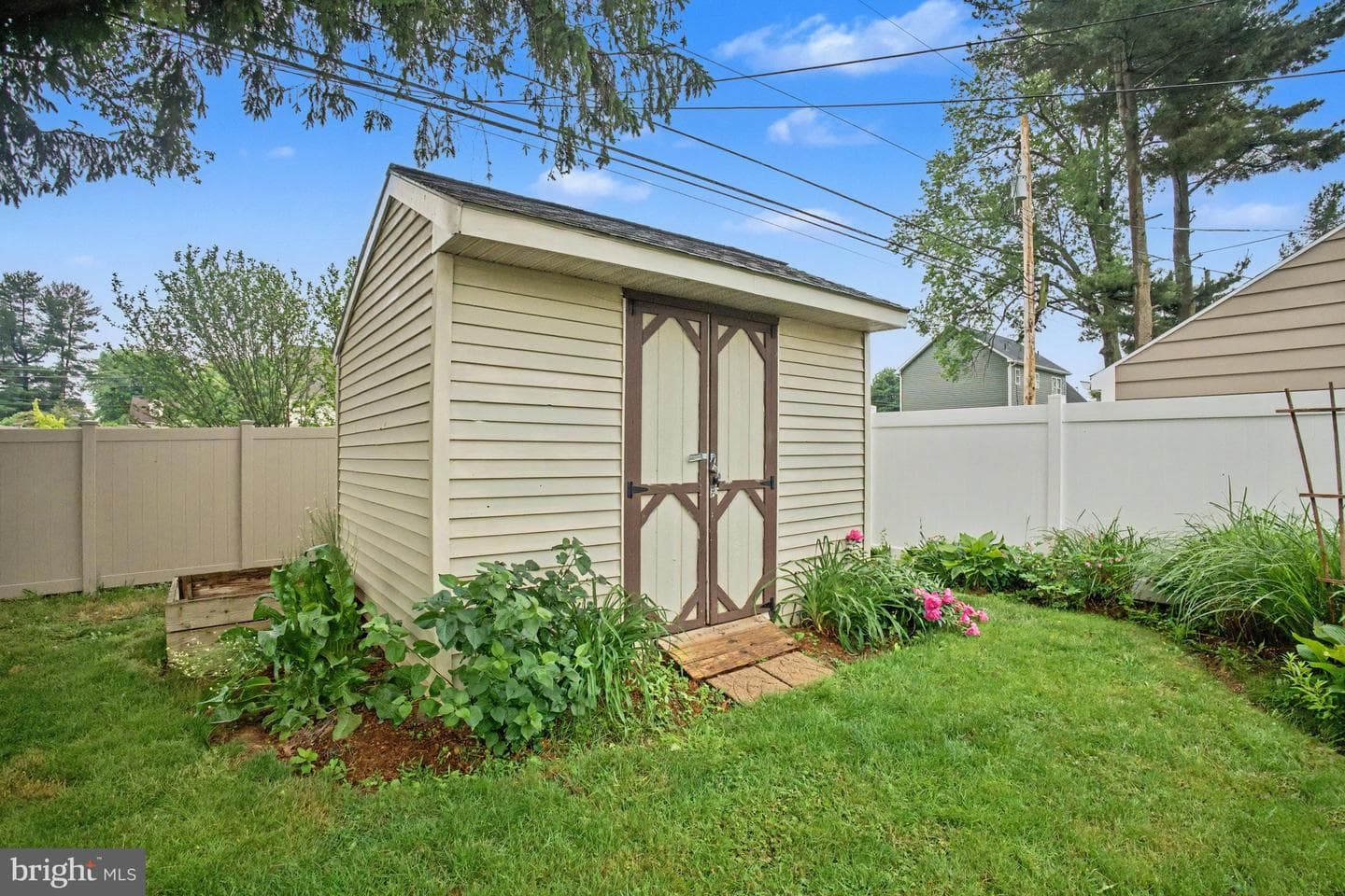 541 Golden Street photo 29