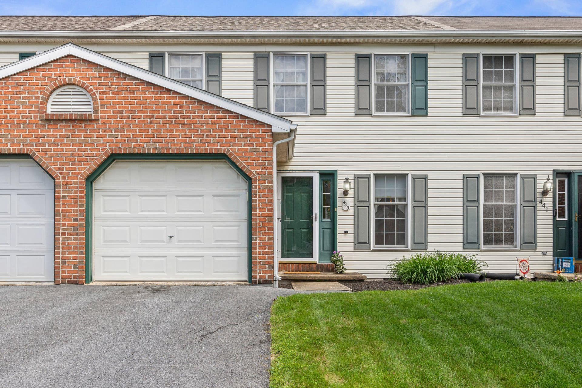 443 Crosswinds Drive photo 2