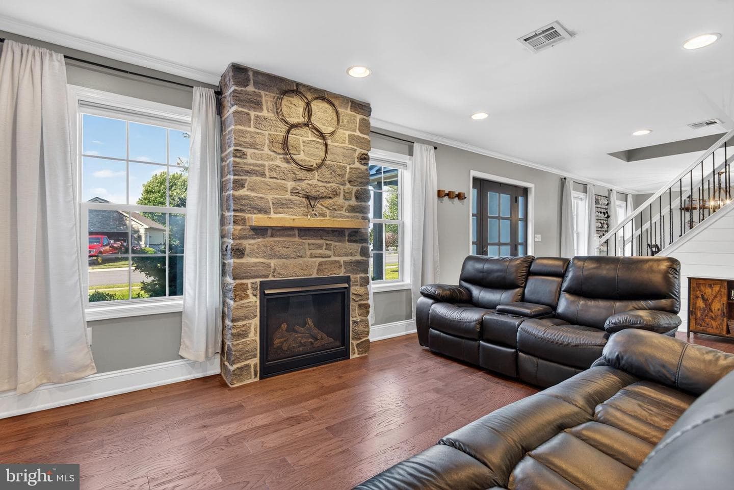 515 High Point Drive photo 3
