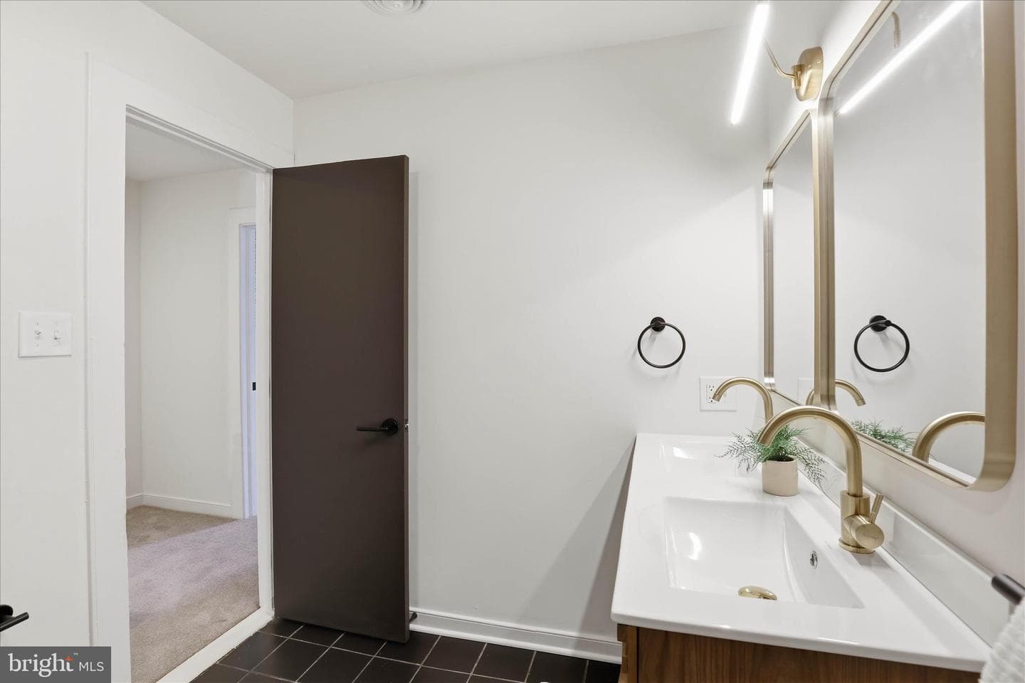 16 E Walnut Street photo 24