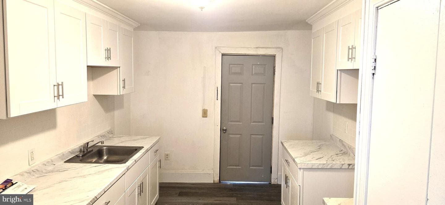 439 E Strawberry Street photo 12