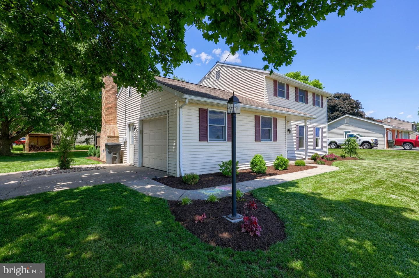 219 Tobacco Road photo 2