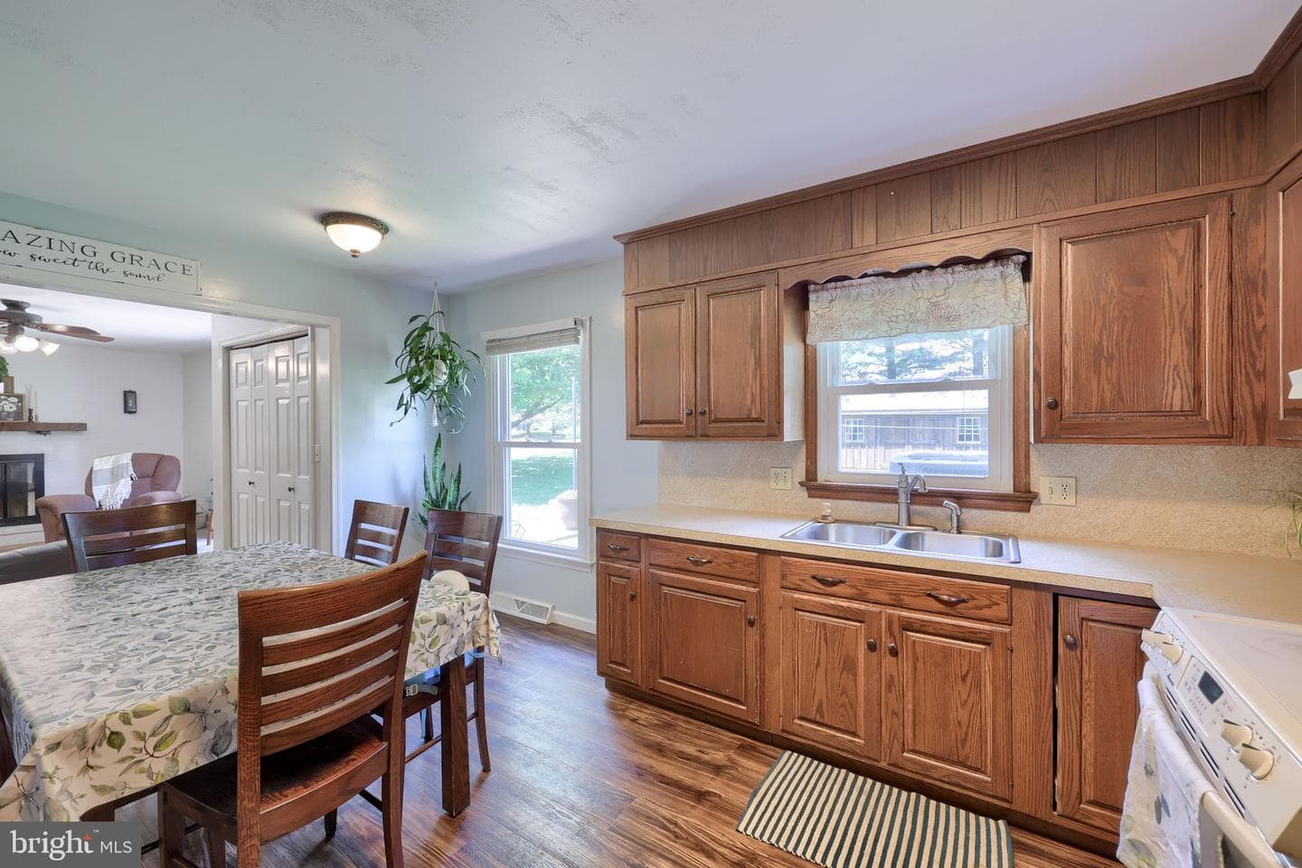 219 Tobacco Road photo 6