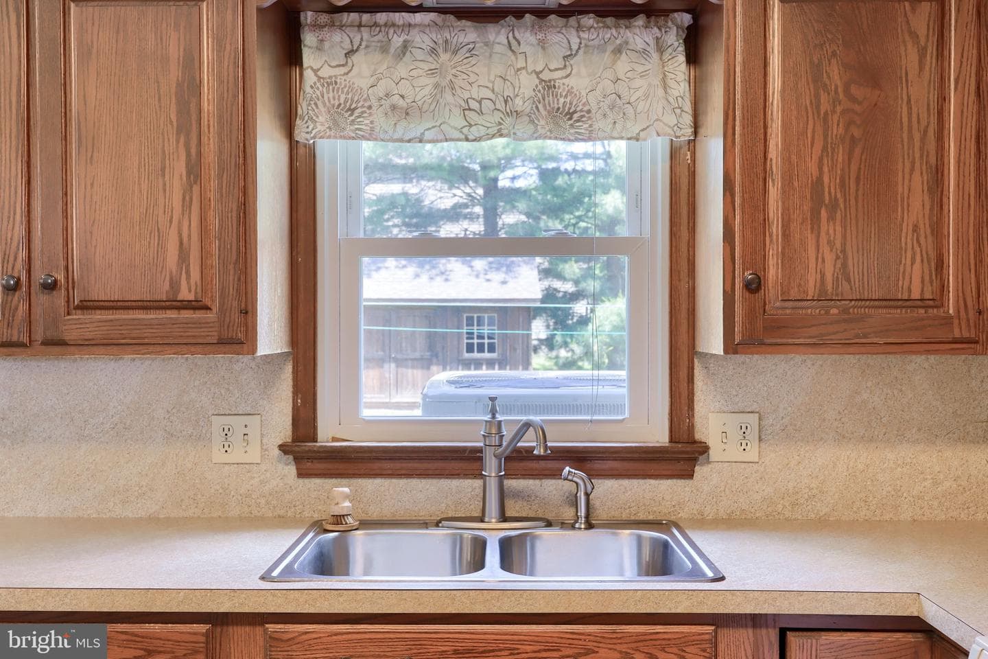 219 Tobacco Road photo 8