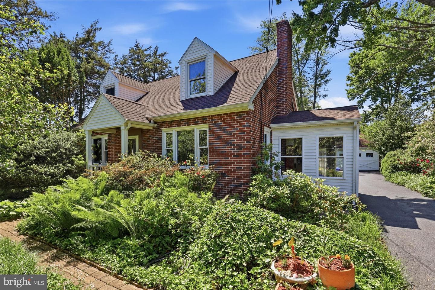 381 Barbara St photo 1
