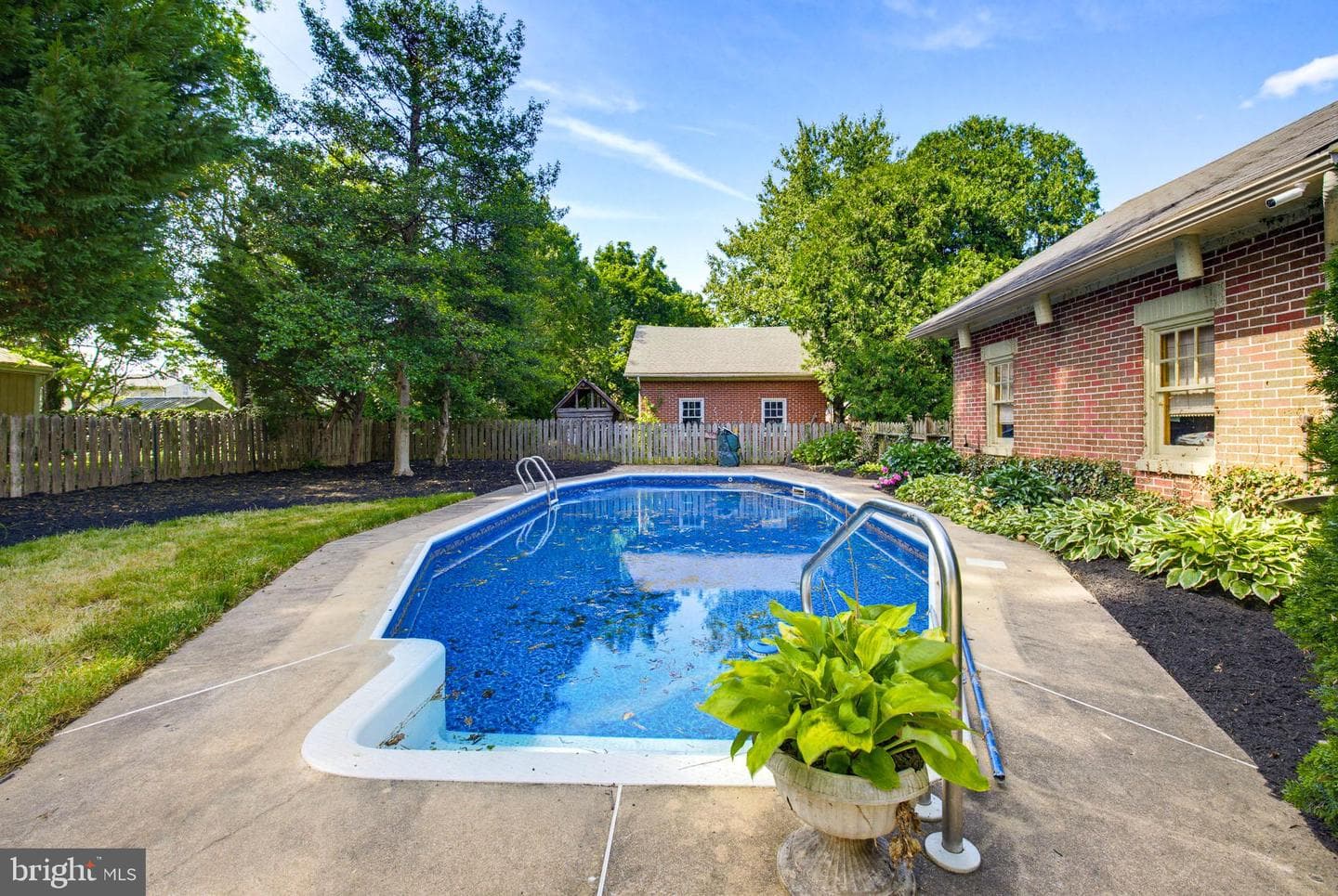 8 Mayfield Drive photo 3