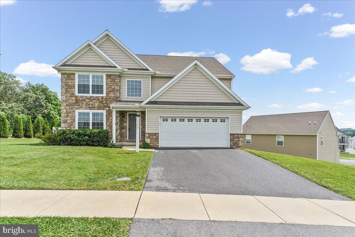 100 Magnolia Lane photo 2