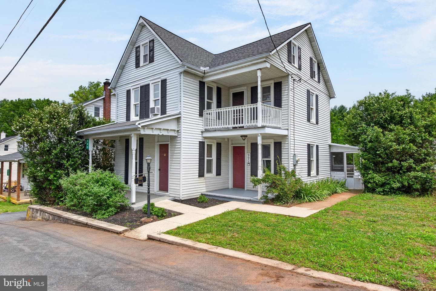 990 Maple Street photo 1