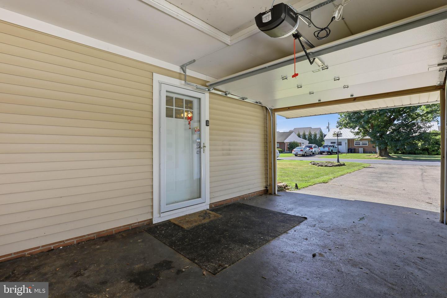55 Stanley Avenue photo 4