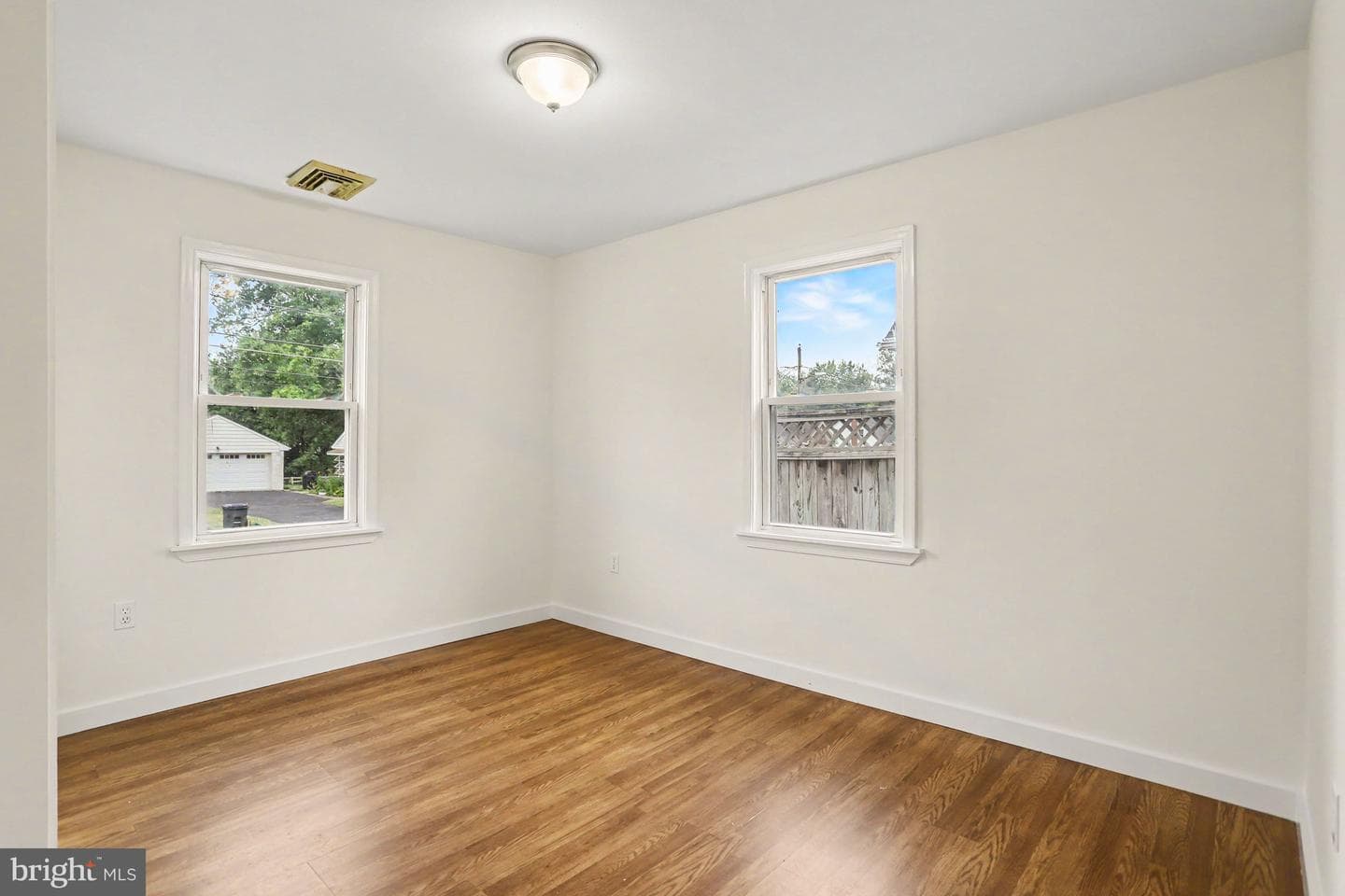237 Noble Street photo 16