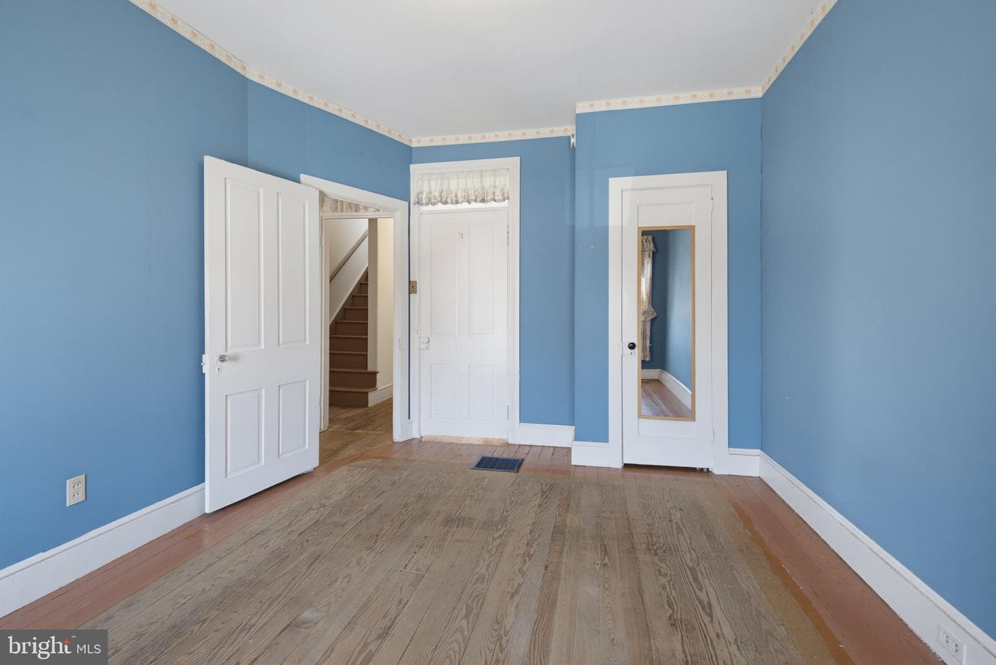 566 Walnut St photo 17